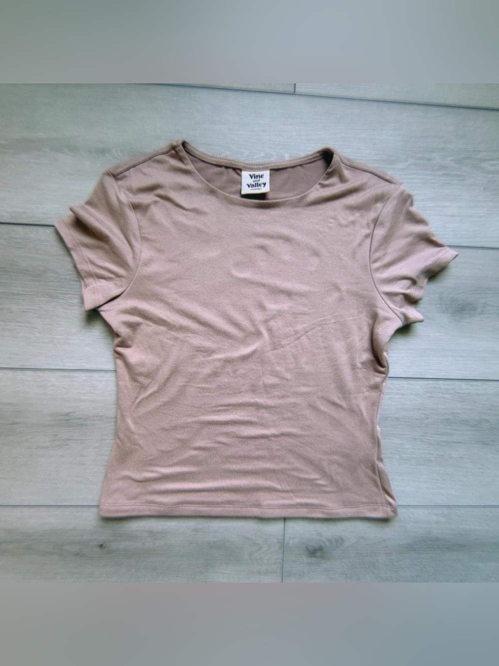 vine and valley essentials cropped shirt